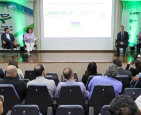 Assinatura simbólica do Acordo de Cooperação Técnica para Inovação Agropecuária entre a Empresa de Assistência Técnica e Extensão Rural do Distrito Federal (EMATER/DF). 04/12/2025. Foto: Beto Monteiro/Ascom UnB